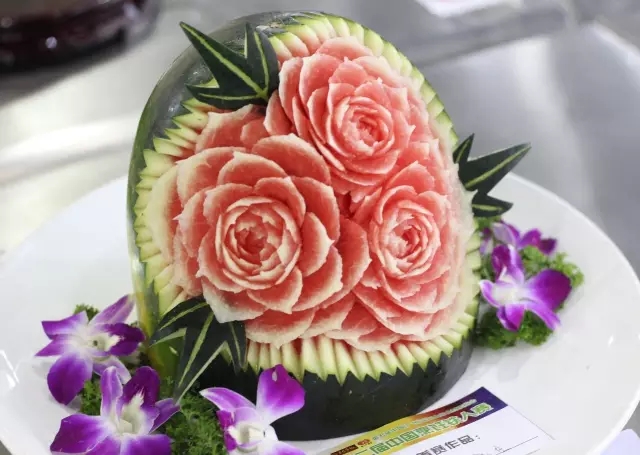 台山市的广东厨艺学校的江嘉欣获得了雕刻组金奖