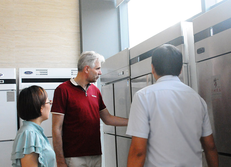 IPEC考察团实地体验厨房设备