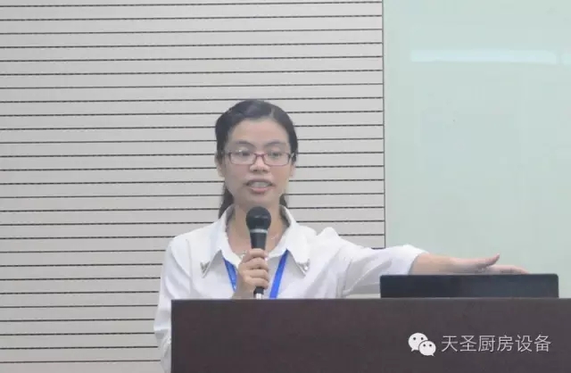 人事部经理袁雅静主持大会