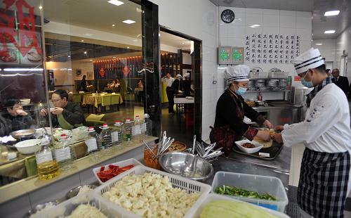 开饭店/饭堂需要怎样做？饭店厨房要准备些什么设备？