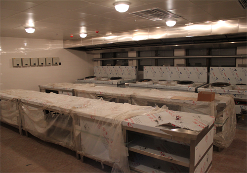 设备进场后厨房现场